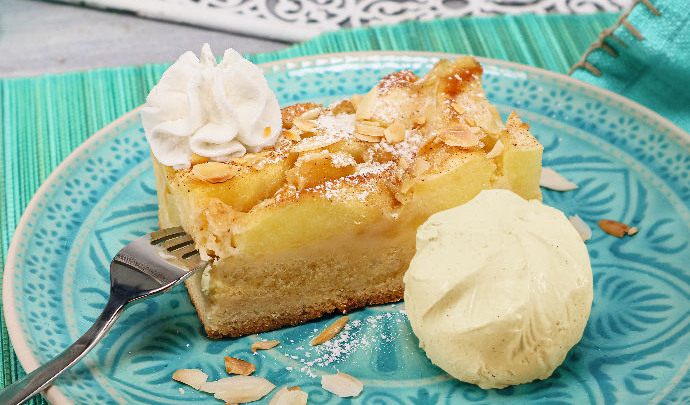 Vanille Eiskugel mit Kuchen