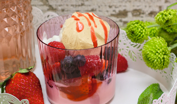 Vorportionierte Eiskugel mit Beeren