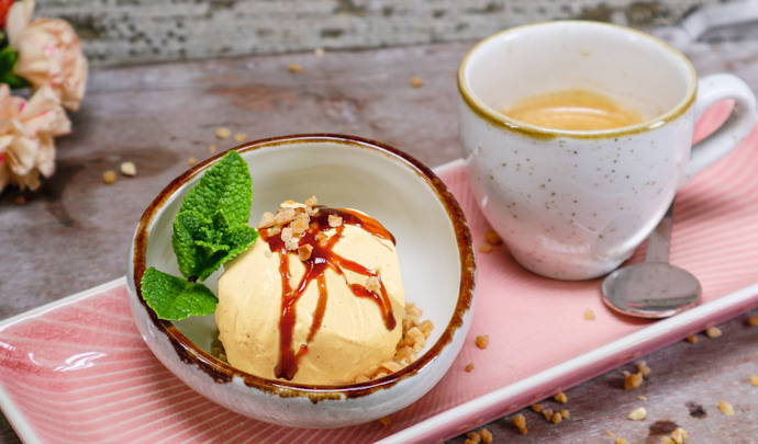 Vorportionierte Eiskugel mit Kaffee