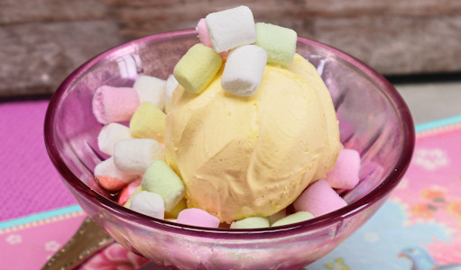 Vorportionierte Eiskugel mit Marshmallows