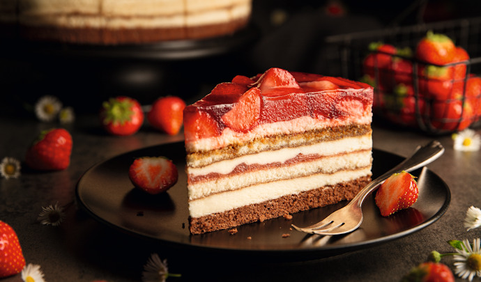 UNSERE PRACHTSTÜCKE CLASSICS Erdbeer-Tiramisu-Torte, vorgeschnitten