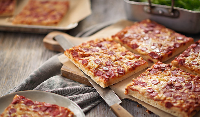 Rustikaler Pizzagenuss mit Blechpizza